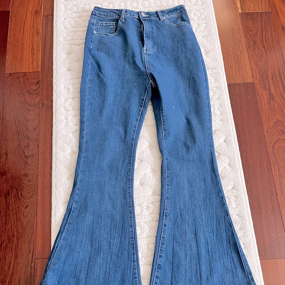 Jeans in woman’s blue bell bottoms 8/10 womens